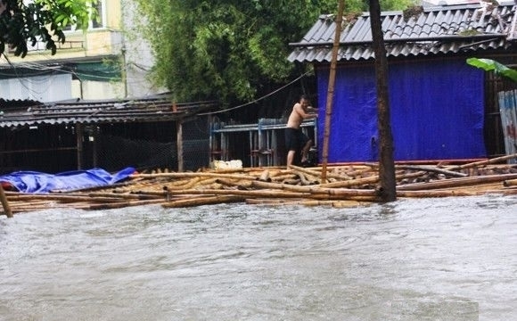 Nghệ An: 5 người dân huyện Thanh Chương mắc kẹt giữa rừng do lũ